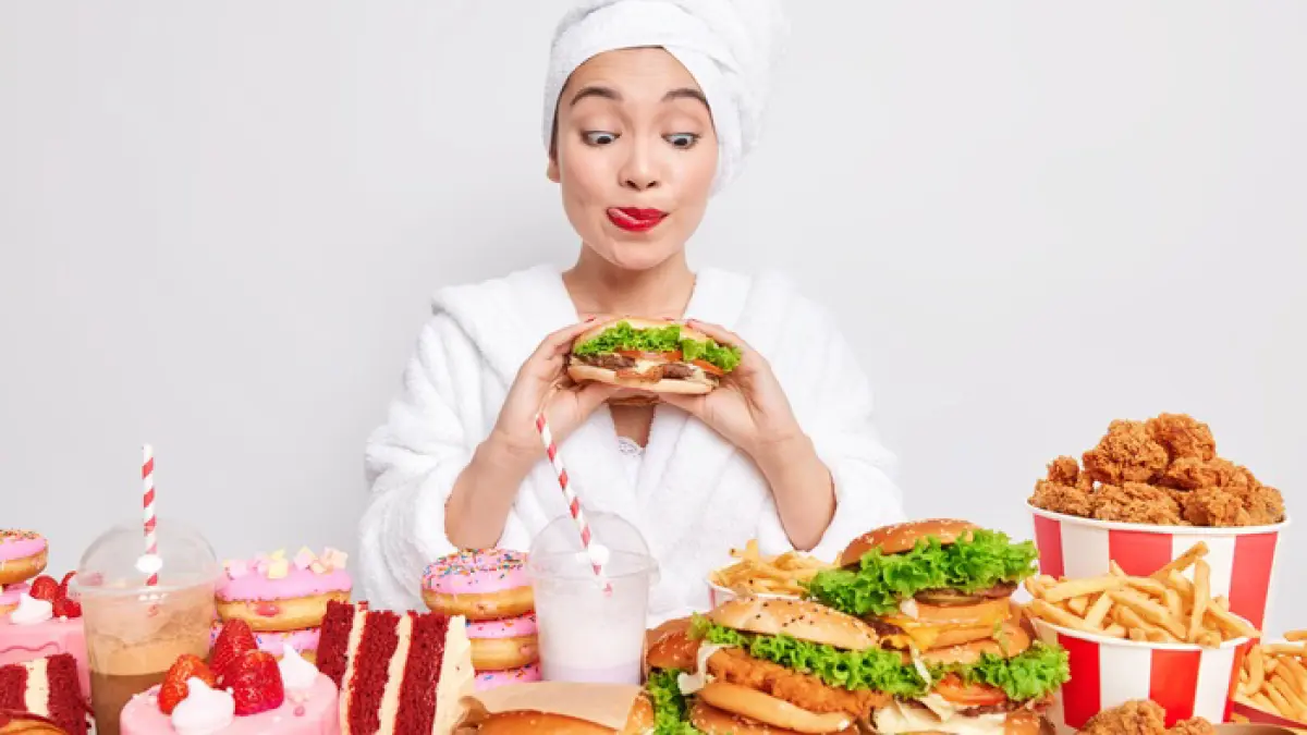 Ilustrasi orang yang makan berlebihan./Freepik.