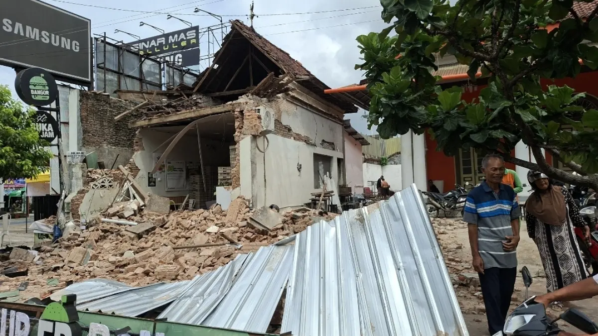 ROBOH: Bangunan sebelah atas depan gerai makanan cepat saji di kawasan Alun-alun Simpang 7 ambruk, Minggu (22/3). (ANDIKA TRISNA SAPUTRA/RADAR KUDUS)