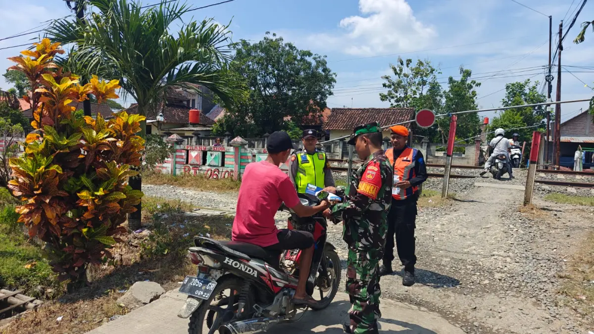 SOSIALISASI: Babinsa Koramil 15/Gubug saat memberikan peringatan untuk patuhi keselamatan berlalu lintas. (PENDIM 0717/Grobogan)