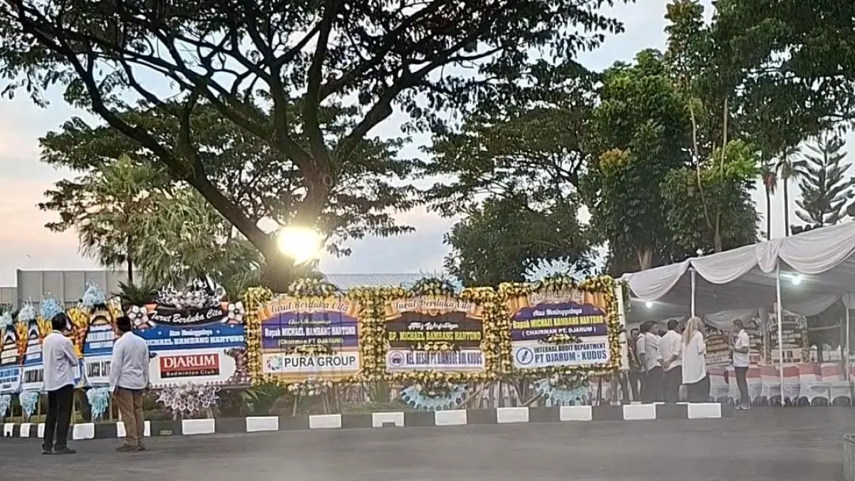 BELASUNGKAWA: Sejumlah karangan bunga diletakkan secara rapi di tepi jalan menuju lobby GOR Djarum Jati Kudus, Minggu (22/3). (ANDIKA TRISNA SAPUTRA/RADAR KUDUS)