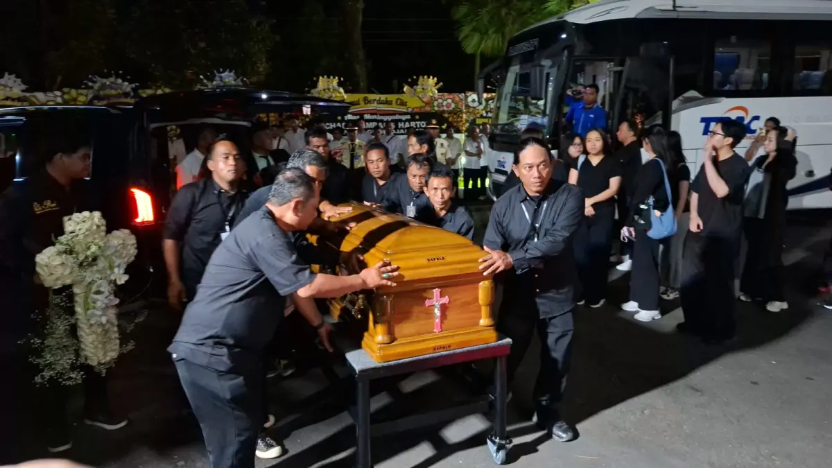 DUKA: Peti jenazah Michael Bambang Hartono, Chairman PT Djarum yang telah tiba di halaman Lobby Gor Djarum Jati didorong masuk sejumlah petugas, Minggu (22/3) malam. (ANDIKA TRISNA SAPUTRA/RADAR KUDUS)