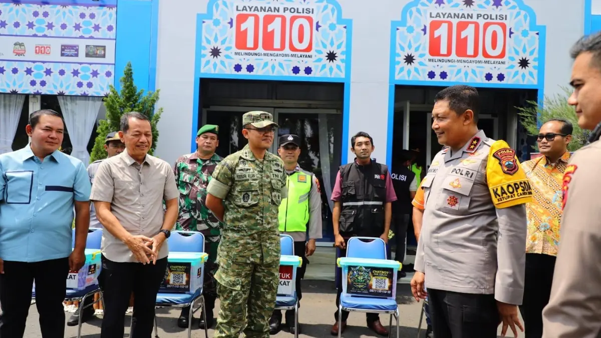 PANTAU: Bupati Kudus Sam’ani Intakoris bersama forkopimda mendampingi Kapolda Jateng meninjau Pos Terpadu di Alun-Alun Simpang Tujuh Kudus, Senin (23/3). (DINAS KOMINFO KUDUS UNTUK RADAR KUDUS)