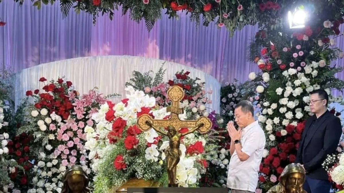 PENGHORMATAN: Bupati Kudus, Sam’ani Intakoris melayat di GOR Jati Kudus sebagai bentuk penghormatan terakhir, Minggu (22/3). (DINAS KOMINFO KUDUS UNTUK RADAR KUDUS)