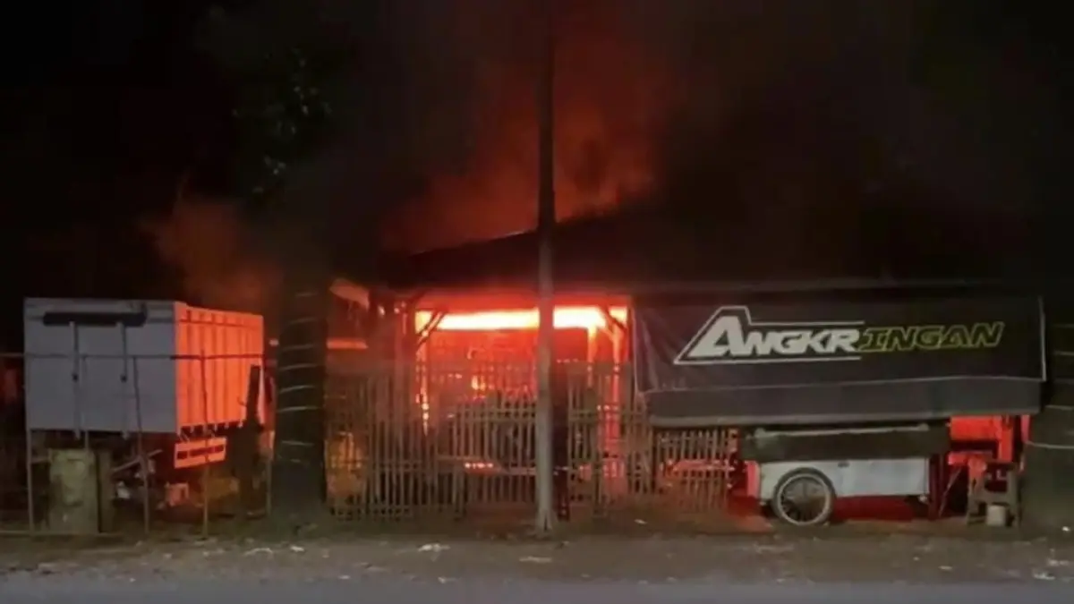 TERBAKAR: Warung angkringan di Desa Papringan, Kecamatan Kaliwungu mengalami kebakaran, Senin (23/3). (BPBD KUDUS UNTUK RADAR KUDUS)