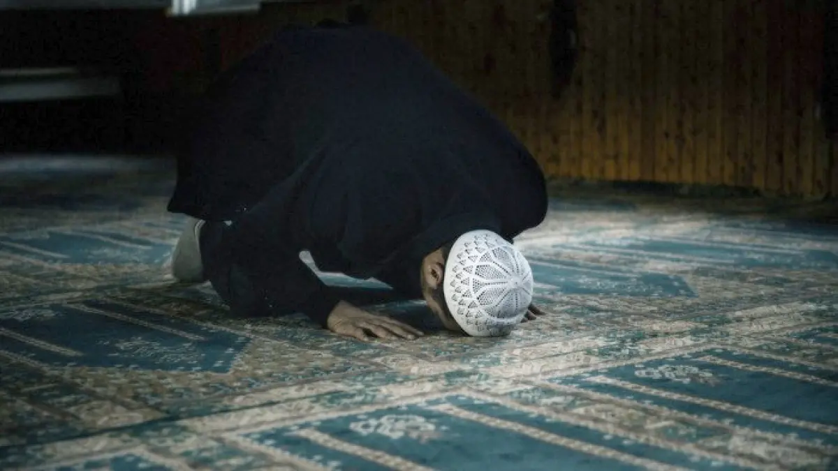 Ilustrasi muslim sedang sujud shalat. (Getty Images/CiydemImages)