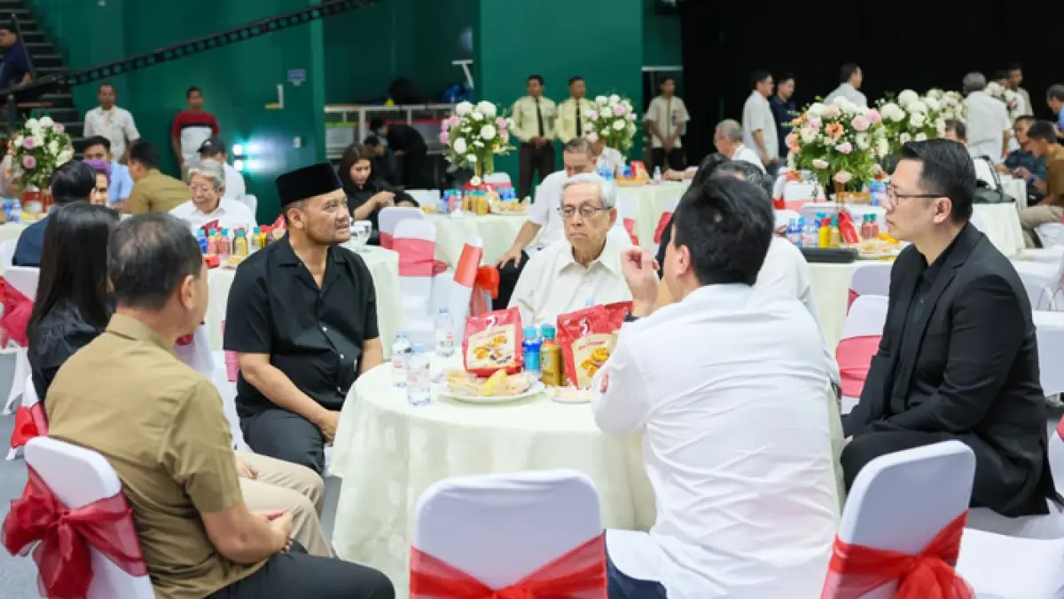 MELAYAT: Gubernur Jawa Tengah Ahmad Luthfi menghadiri penyemayaman chairman Djarum Michael Bambang Hartono di GOR Jati, Kudus pada Minggu (22/3). (PEMPROV JATENG UNTUK RADAR KUDUS)