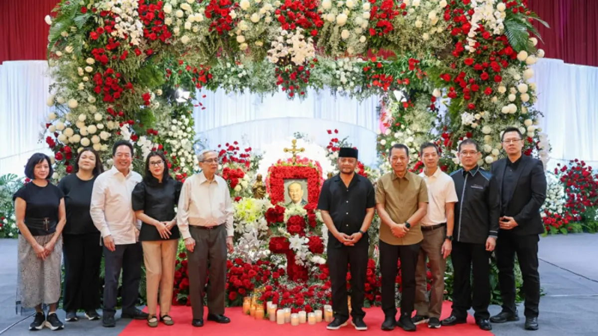 MELAYAT: Sejumlah pejabat menghadiri penyemayaman chairman Djarum Michael Bambang Hartono di GOR Jati, Kudus pada Minggu (22/3). (PEMPROV JATENG UNTUK RADAR KUDUS)