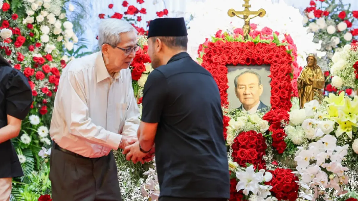 BELASUNGKAWA: Gubernur Jawa Tengah Ahmad Luthfi berjabat tangan denganI Robert Budi Hartono yang merupakan saudara almarhum Chairman PT Djarum, Michael Bambang Hartono.(PEMPROV JATENG UNTUK RADAR KUDUS)