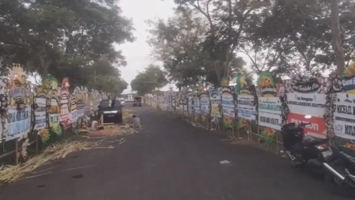 PENGHORMATAN TERAKHIR: Ratusan karangan bunga memadati kompleks pemakaman Bos Djarum di Desa Punjulharjo, Dukuh Godo, Kabupaten Rembang. (ISTIMEWA UNTUK RADAR KUDUS)
