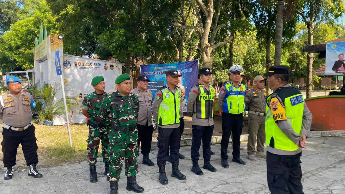 SIAGA: Anggota TNI Koramil 06/Penawangan saat mengamankan arus balik. (INTAN MAYLANI SABRINA/RADAR KUDUS)
