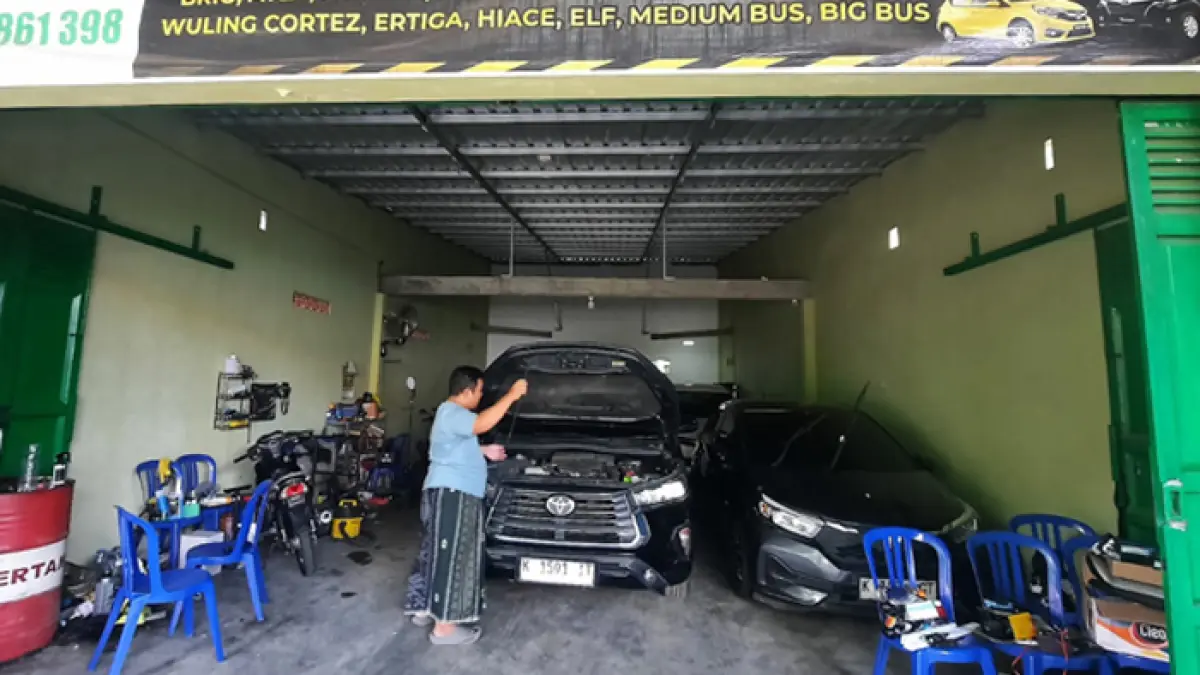 BERJAJAR KENDARAAN: Garasi dari pemilik rental mobil Deni Eko Mulyono masih terlihat berjejer terpakir rapi baru-baru ini. (INDAH SUSANTI/RADAR KUDUS)
