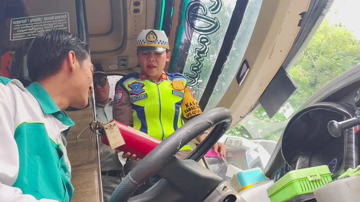 CEK APAR – Kasatlantas Polres Grobogan AKP Kumala Enggar Anjarani mengecek kondisi APAR di salah satu bus arus balik di terminal Induk Purwodadi. 