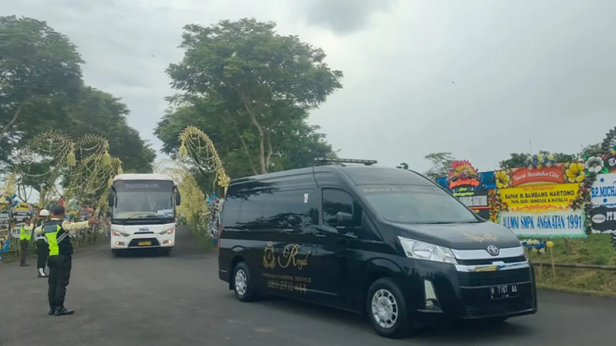DATANG: Jenasah Michael Bambang Hartono tiba di komplek pemakaman keluarga di dukuh Godo, Desa Punjulharjo, Rembang. (WISNU AJI/RADAR KUDUS)
