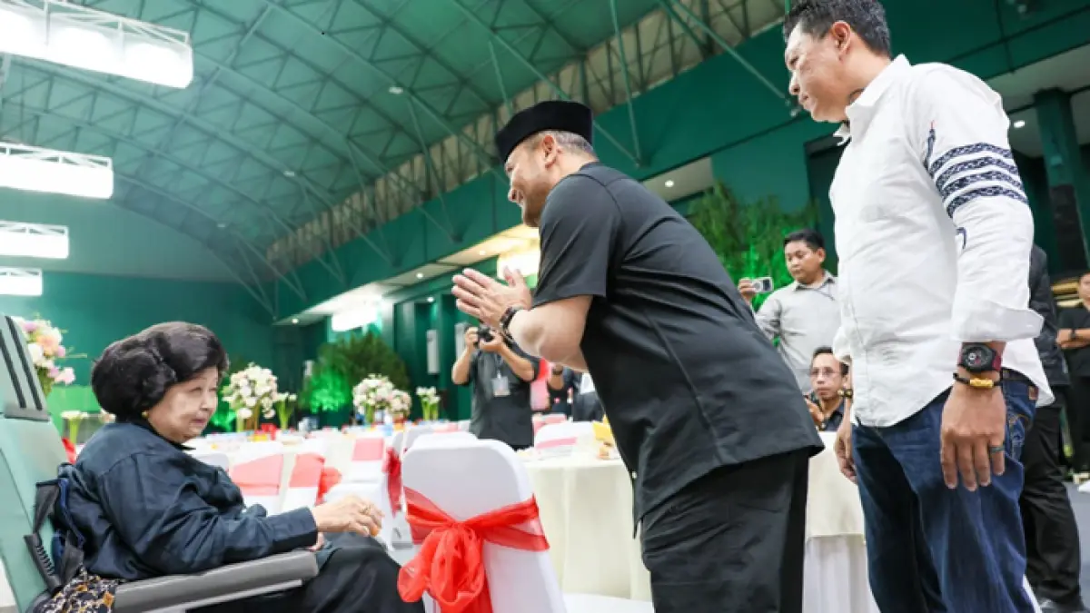 HORMAT: Gubernur Jateng Ahmad Luthfi memberi salam kepada istri Michael Bambang Hartono, Ikawati Budiarto. (PEMPROV JATENG UNTUK RADAR KUDUS)