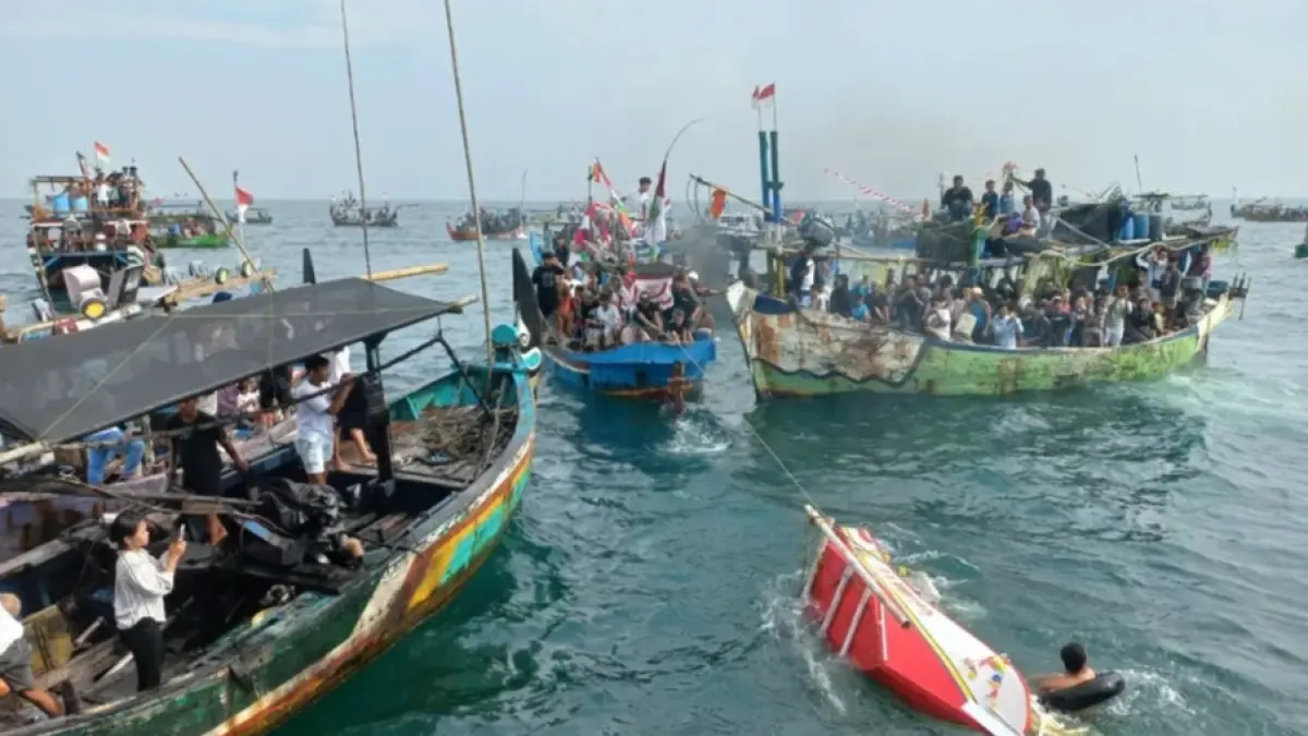 MERIAH: Prosesi pelarungan kepala kerbau pada Pesta Lomban 2025 lalu. (FIKRI THOHARUDIN/RADAR KUDUS)