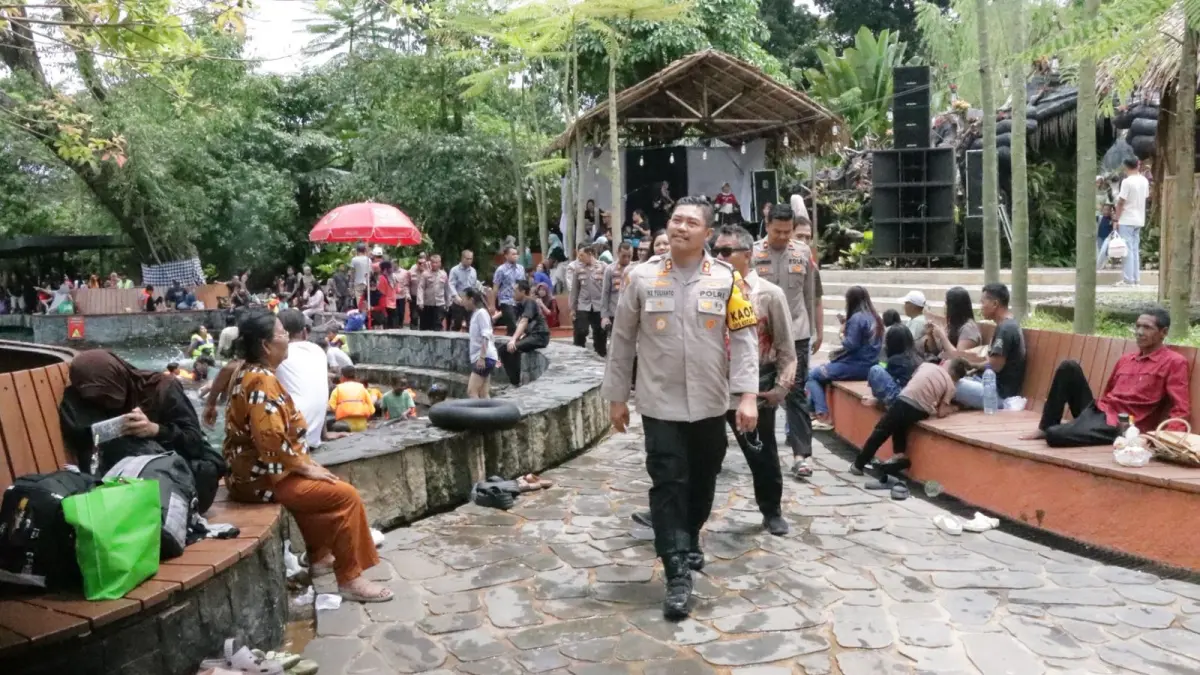PANTAU LAPANGAN – Kapolres Grobogan AKBP Ike Yulianto meninjau langsung kemaraian tempat wisata Sendang Keongan di Desa Penganten, Kecamatan Klambu. 