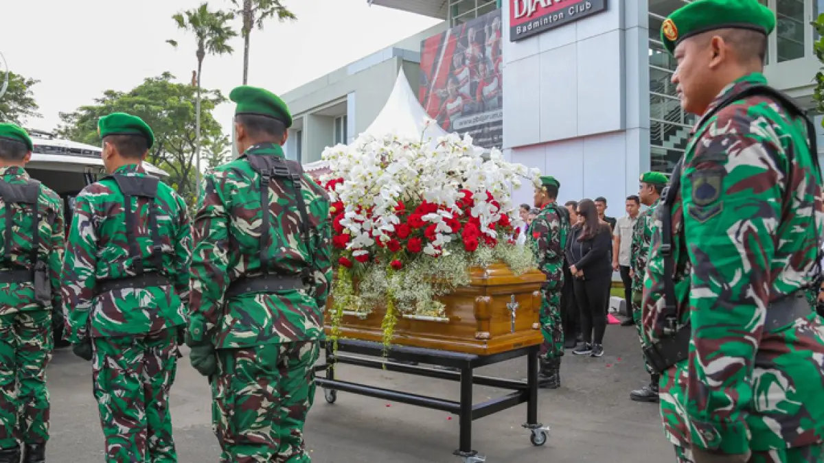 PENGHORMATAN TERAKHIR: Anggota TNI membawa dan mengiringi peti jenazah Cahirman PT Djarum Michael Bambang Hartono untuk dikebumikan di Rembang. (GALIH ERLAMBANG W/ Radar Kudus)
