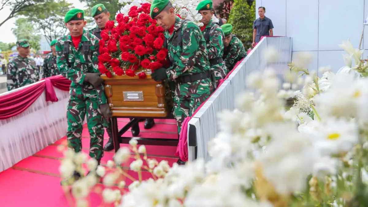 PENGHORMATAN TERAKHIR: Anggota TNI membawa dan mengiringi peti jenazah Cahirman PT Djarum Michael Bambang Hartono untuk dikebumikan di Rembang. (GALIH ERLAMBANG W/ Radar Kudus)