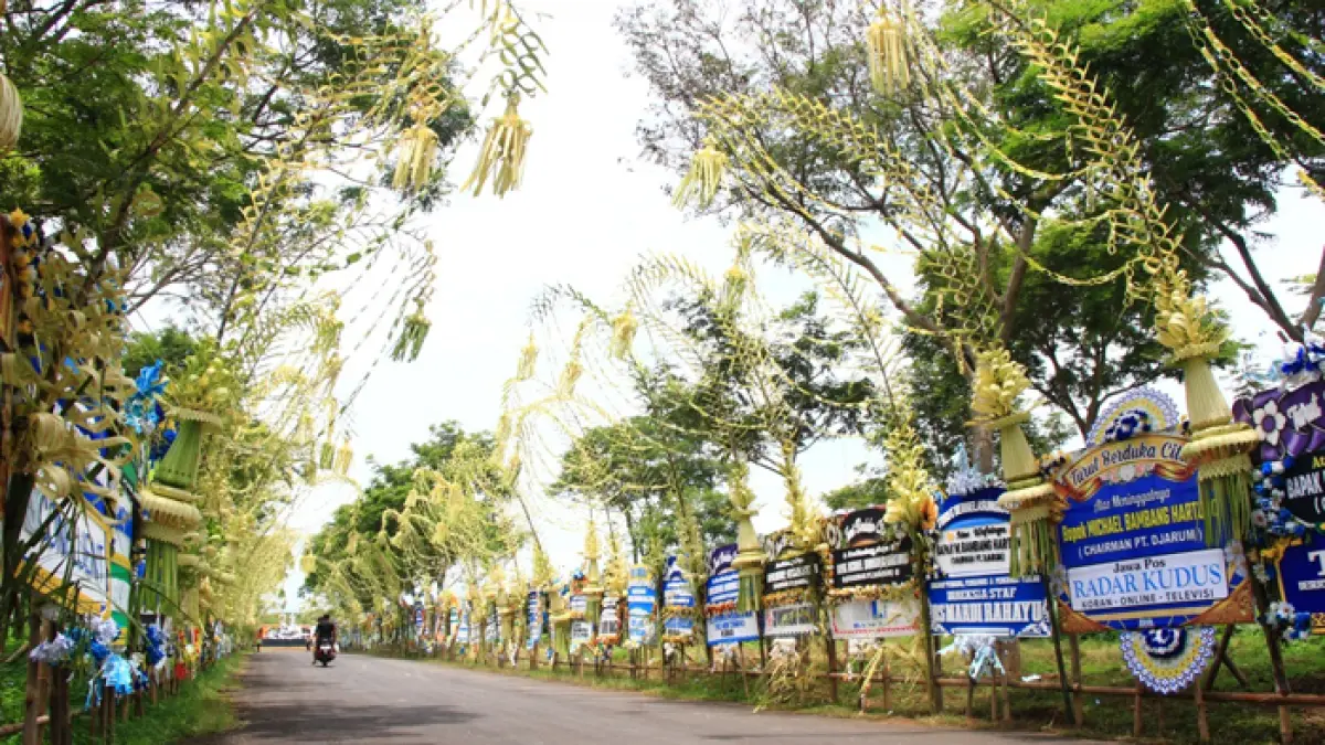 PENGHORMATAN TERAKHIR: Ratusan karangan bunga memadati kompleks pemakaman Bos Djarum di Desa Punjulharjo, Dukuh Godo, Kabupaten Rembang. (WISNU AJI/RADAR KUDUS)