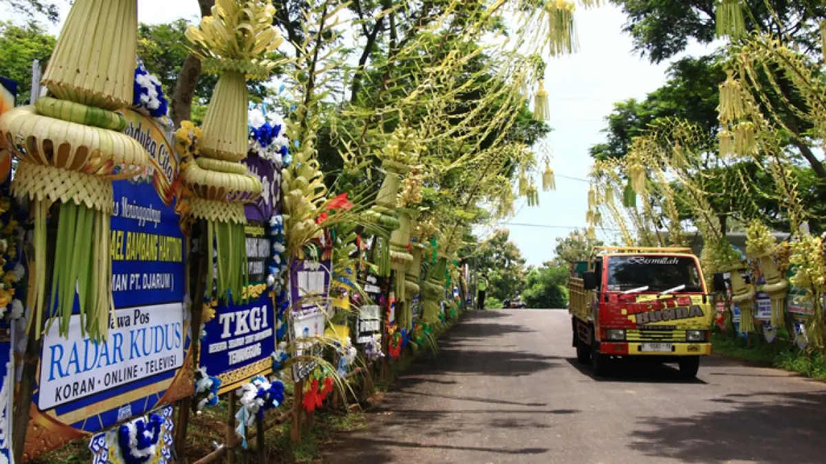 PENGHORMATAN TERAKHIR: Ratusan karangan bunga memadati kompleks pemakaman Bos Djarum di Desa Punjulharjo, Dukuh Godo, Kabupaten Rembang. (WISNU AJI/RADAR KUDUS)