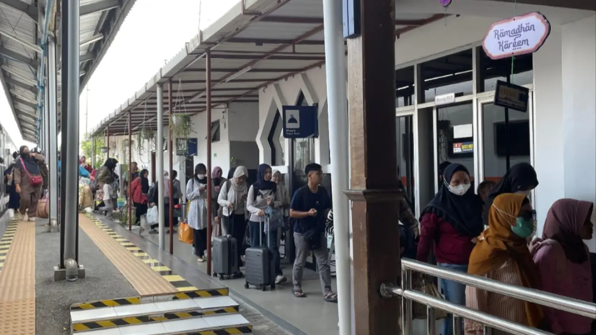 RAMAI: Para pemudik di Stasiun Cepu saat hendak menaiki kereta api. (Manager Humas KAI Daop 4 Semarang, Luqman Arif untuk Radar Kudus ) 