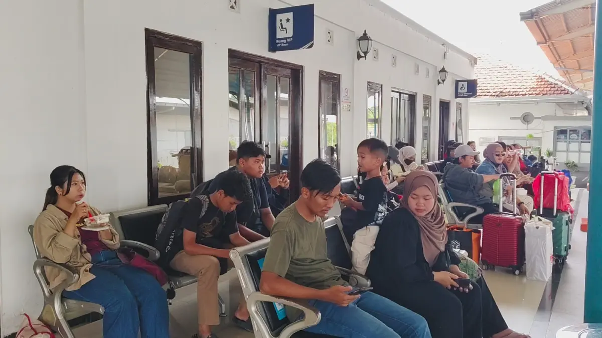 RAMAI – Sejumlah penumpang KAI sedang menunggu dan turun di stasiun Ngrombo Depok Toroh pada Rabu (25/3). 