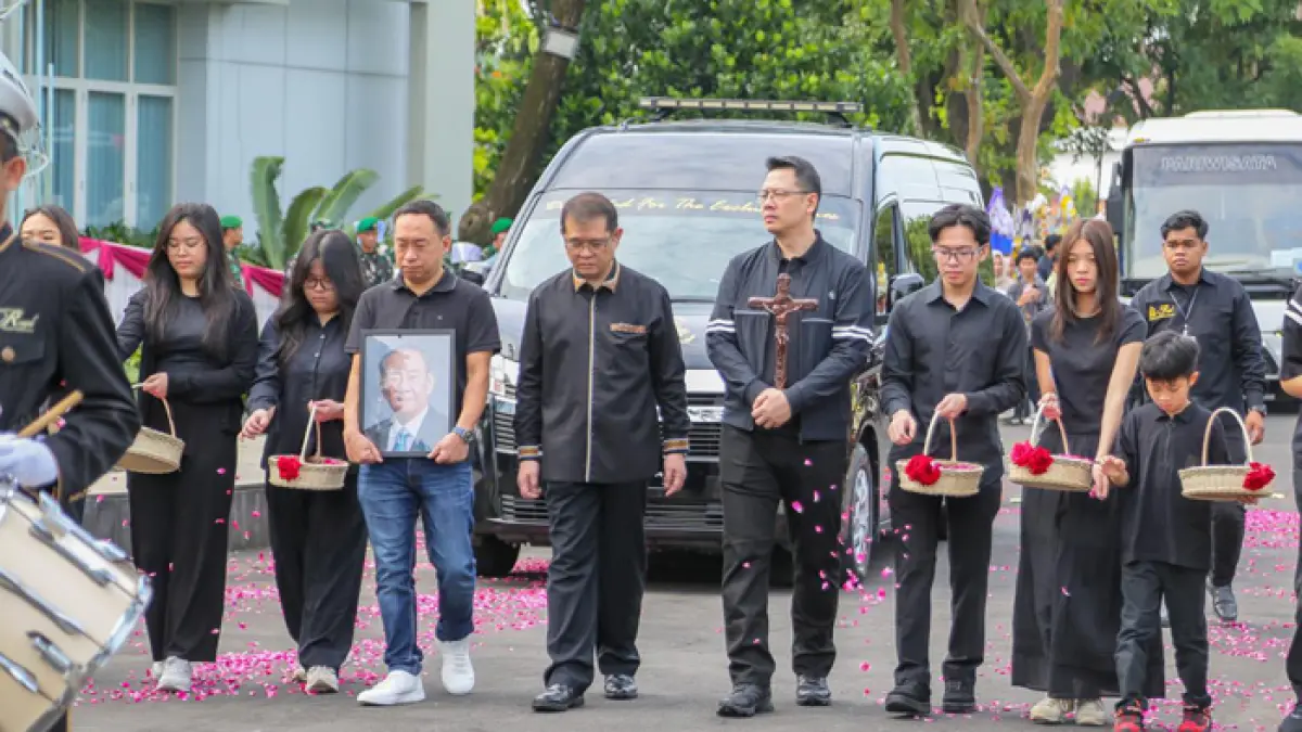 PEMBERANGKATAN JENAZAH: Keluarga mendiang Michael Bambang Hartono menabur bunga di halaman GOR Jati, Kudus. (GALIH ERLAMBANG W/ Radar Kudus)
