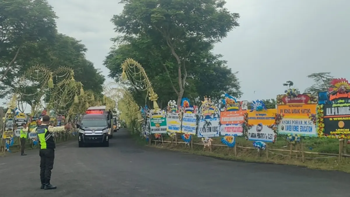 TIBA DILOKASI: Mobil ambulans membawa Michael Bambang Hartono tiba di kompleks pemakaman keluarga di dukuh Godo, Rembang. (WISNU AJI/RADAR KUDUS)