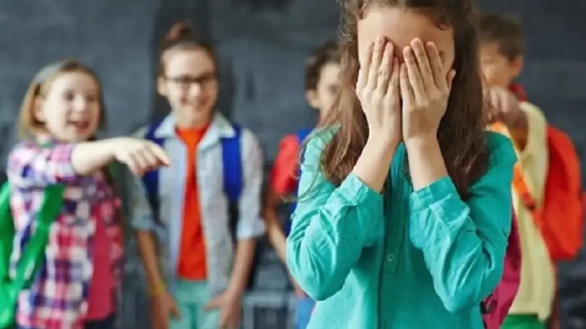 Ilustrasi bercanda ketika berinteraksi dengan orang lain. (Drama Kids).