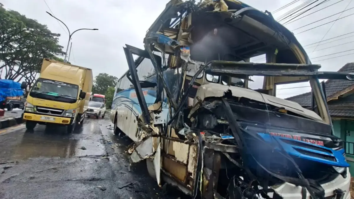 Kondisi bus Widji Lestari remuk dibagian depan setelah menabrak truk. (Wahibpribadi/Radar Semarang)