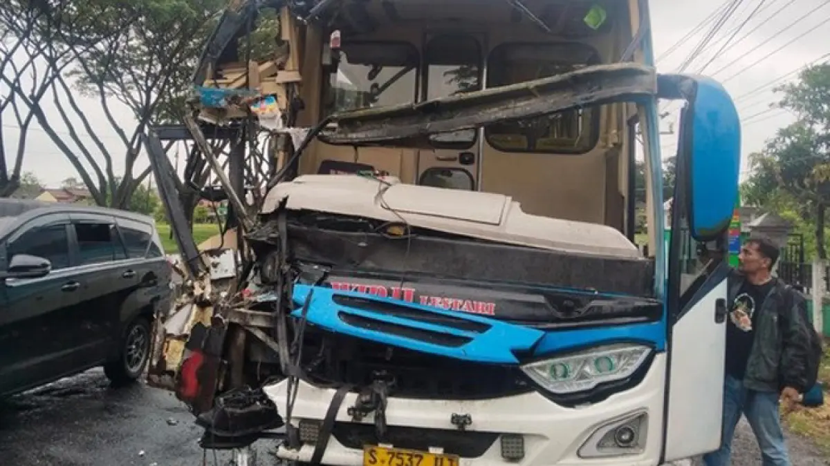 Kondisi kabin depan bus remuk usai menghantam truk tronton di Desa Gajah, Kecamatan Gajah, Kabupaten Demak, Kamis (26/3/2026) siang. (Satlantas Polres Demak)