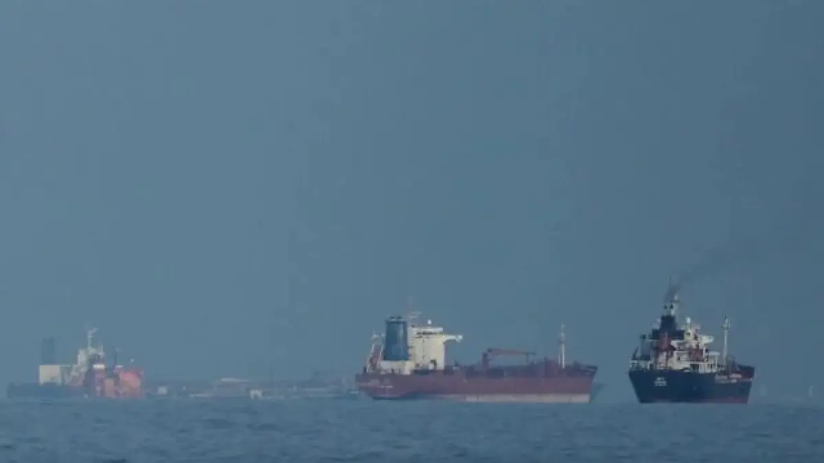 Kapal tanker berlalu lalang di selat Hormuz