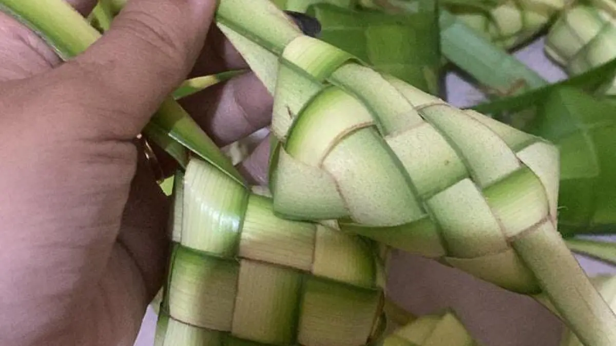 SIAP ISI: Kupat biasa dan kupat luwar.