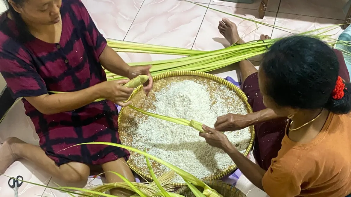 SIAP MASAK: Kupat luwar dan lepet siap dimasak pada Kamis (26/3). (KRISTINA UNTUK RADAR KUDUS)