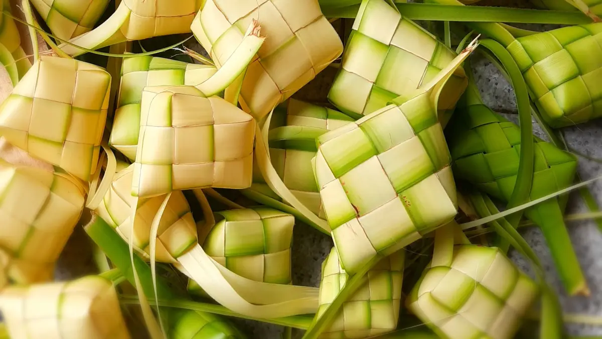 SIAP OLAH: Puluhan ketupat siap dimasak.