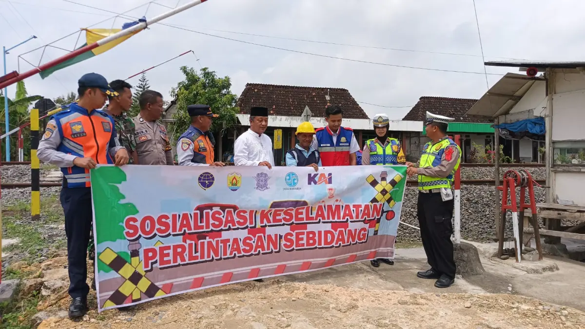SOSIALISASI: Petugas gabungan saat melakukan sosialisasi di perlintasan sebidang Desa Tambirejo Kecamatan Toroh, Kabupaten Grobogan. (Satlantas Grobogan untuk Radar Kudus)