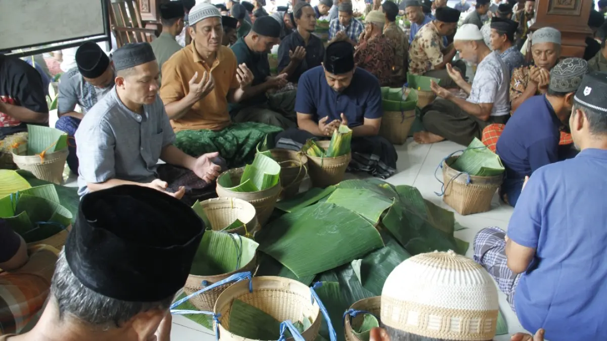 ANTUSIAS: Ratusan warga tumpah ruah memenuhi serambi Balai Desa Sukodono pada Jumat (27/3) untuk menggelar selamatan Bodo Apem atau Barian Apem. (FIKRI THOHARUDIN/RADAR KUDUS)