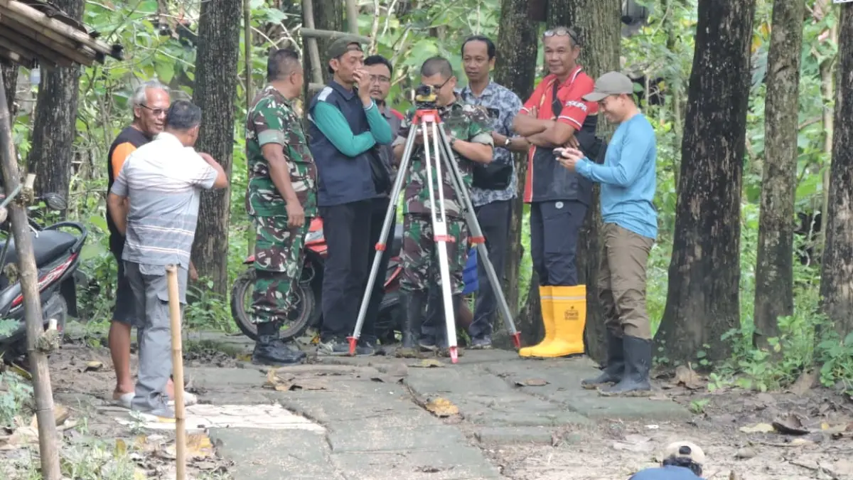 DISURVEI: Tim gabungan saat melakukan survei di lokasi bakal dibangun jembatan Garuda. (PENDIM 0717/GROBOGAN UNTUK RADAR KUDUS)