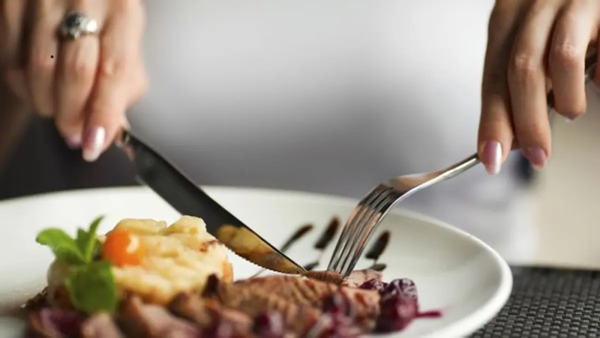 Ilustrasi makan pakai dua tangan (a-wrangler/Getty Images)