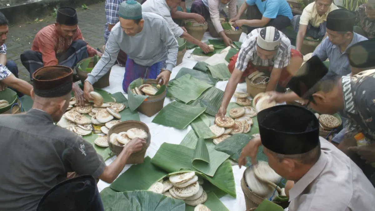 JUMBO: Usai tahlil dan doa masyarakat kembali mewadahi apem untuk dibawa pulang. (FIKRI THOHARUDIN/RADAR KUDUS)