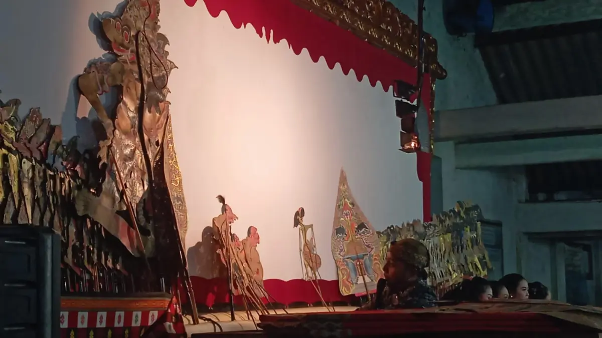 KHIDMAT: Dalang bawakan lakon Wahyu Sandang Pangan.