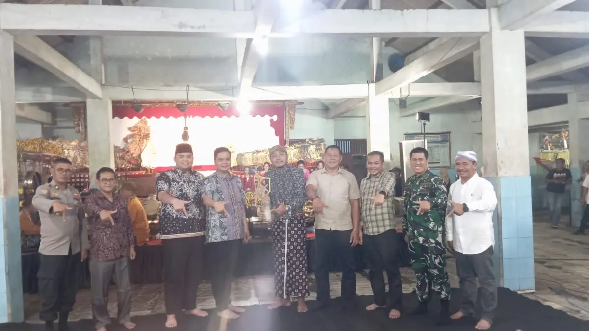 LESTARI: Bupati Jepara Witiarso Utomo didampingi Wabup M Ibnu Hajar dan jajaran Forkopimda turut menyaksikan gelaran wayang kulit di TPI Ujungbatu pada Jumat (27/3) malam.