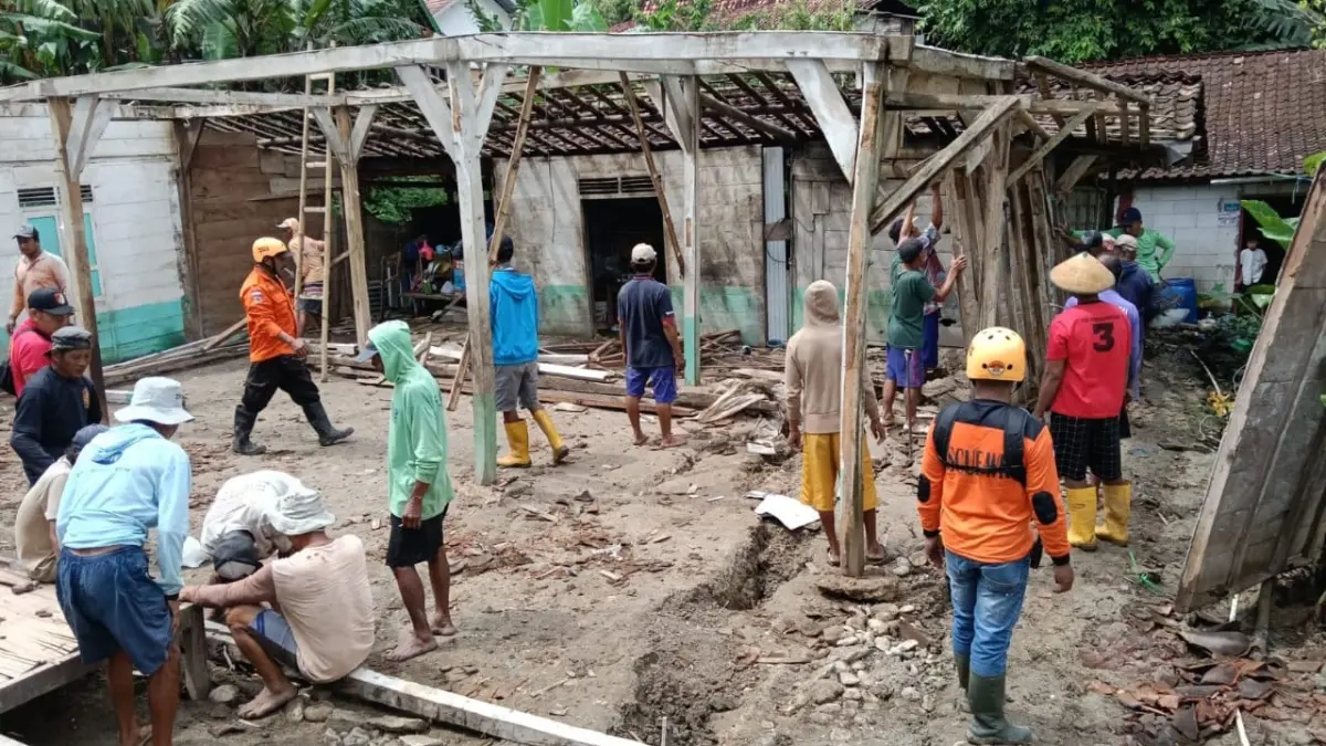 LONGSOR: Warga saat melakukan pembongkaran rumah terdampak longsor di Desa Bandungharjo Kecamatan Toroh. (INTAN MAYLANI SABRINA/RADAR KUDUS)
