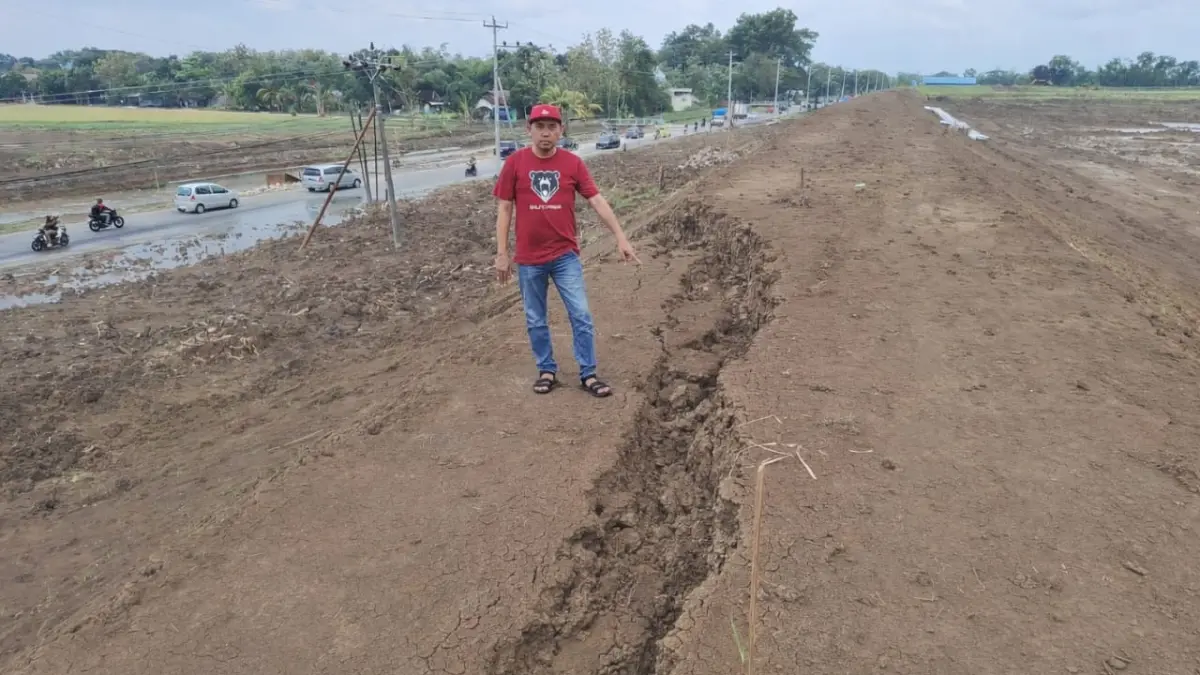 RETAK: Kondisi tanggul sungai Tuntang di perbatasan Grobogan-Demak. (BBWS Pemali Juana untuk Radar Kudus)