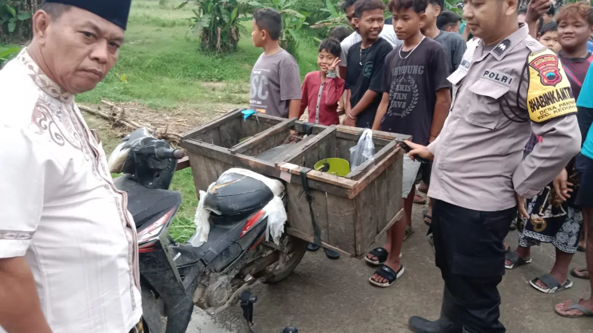 TERPARKIR: Kondisi kendaraan pedagang sayur di Kedungjati Kabupaten Grobogan yang terparkir di jembatan. (Polsek Kedungjati untuk Radar Kudus)