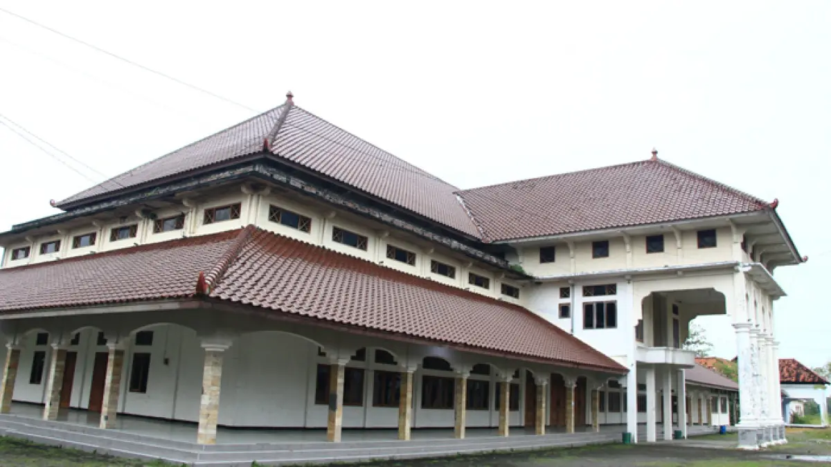 TINGGALKAN JEJAK POSITIF: Keberadaan gedung haji hingga gedung NU Rembang yang dulunya merupakan tanah milik PT Djarum, kemarin (26/3). (WISNU AJI/RADAR KUDUS)
