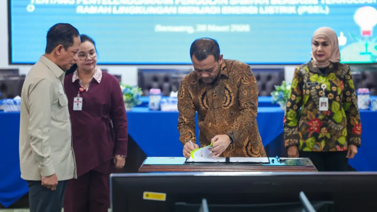 Gubernur Jateng Ahmad Luthfi melakukan penandatanganan kesepakatan pengolahan sampah di Jawa Tengah. (PEMPROV JATENG UNTUK RADAR KUDUS)