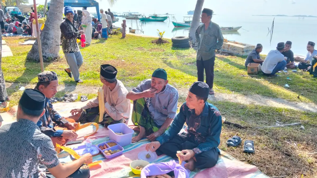 GUYUB: Warga Desa Kemujan Kecamatan Karimunjawa menggelar selamatan Bodo Kupat di pinggir laut pada Sabtu (28/3). (SOFI