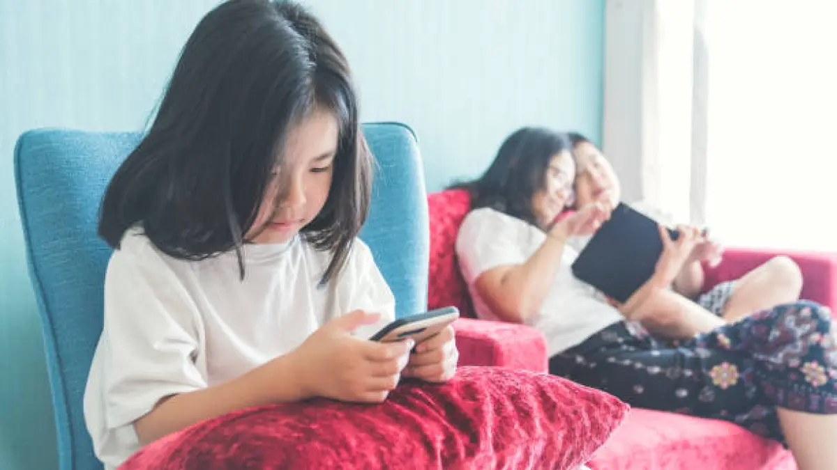 Ilustrasi anak dibawah 16 tahun bermain media sosial (Foto: Istock)