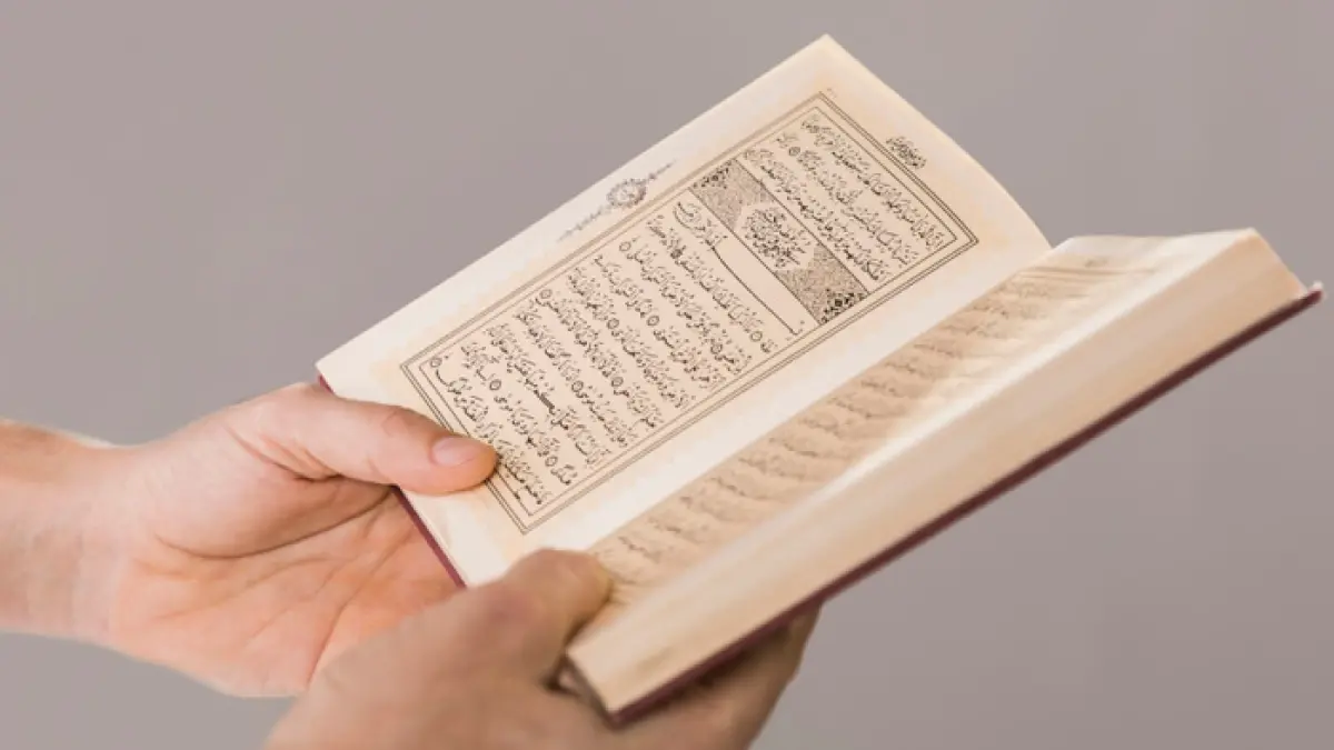 Ilustrasi membaca Al-Qur